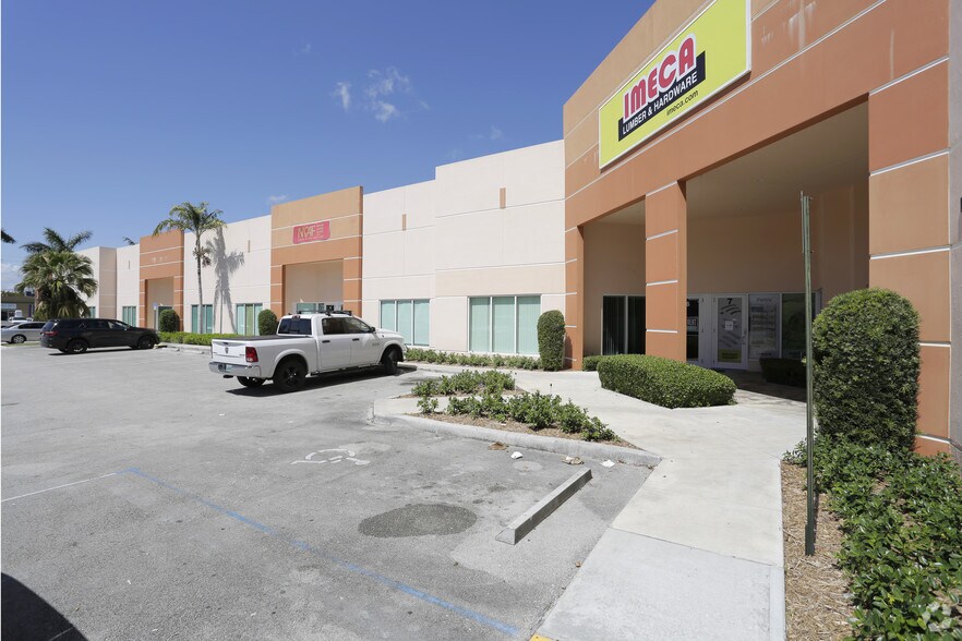 19301 SW 106th Ave, Miami, FL à louer - Photo du bâtiment - Image 3 de 8