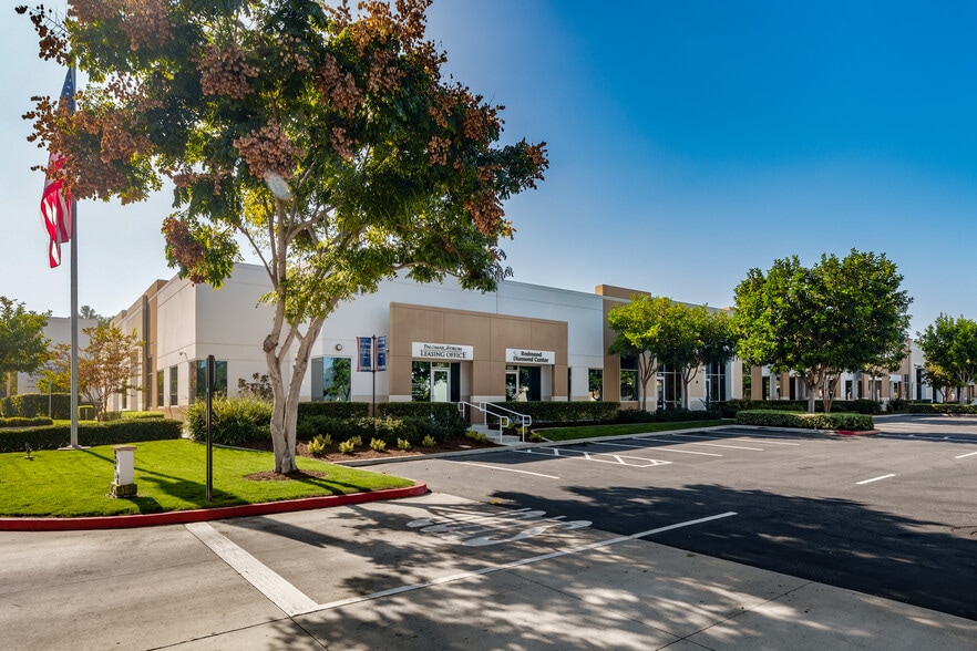 3141 Tiger Run Ct, Carlsbad, CA à louer - Photo du bâtiment - Image 2 de 15