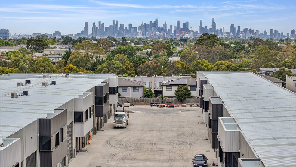 19-23 Paramount Rd, West Footscray à vendre - Photo du bâtiment - Image 2 de 3