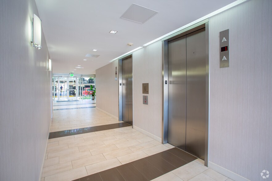 1112 E Copeland Rd, Arlington, TX à louer - Hall d’entrée - Image 2 de 11