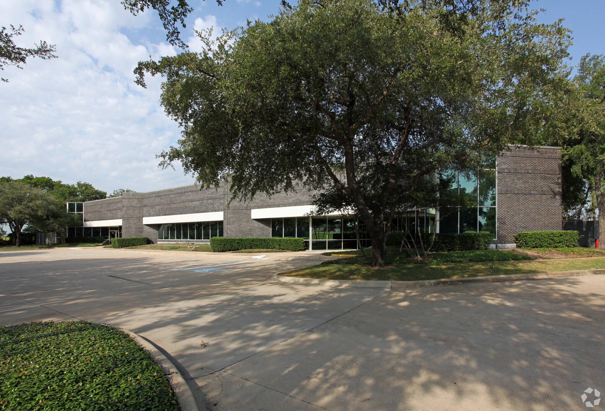 12901 Hutton Dr, Farmers Branch, TX à louer Photo principale- Image 1 de 12