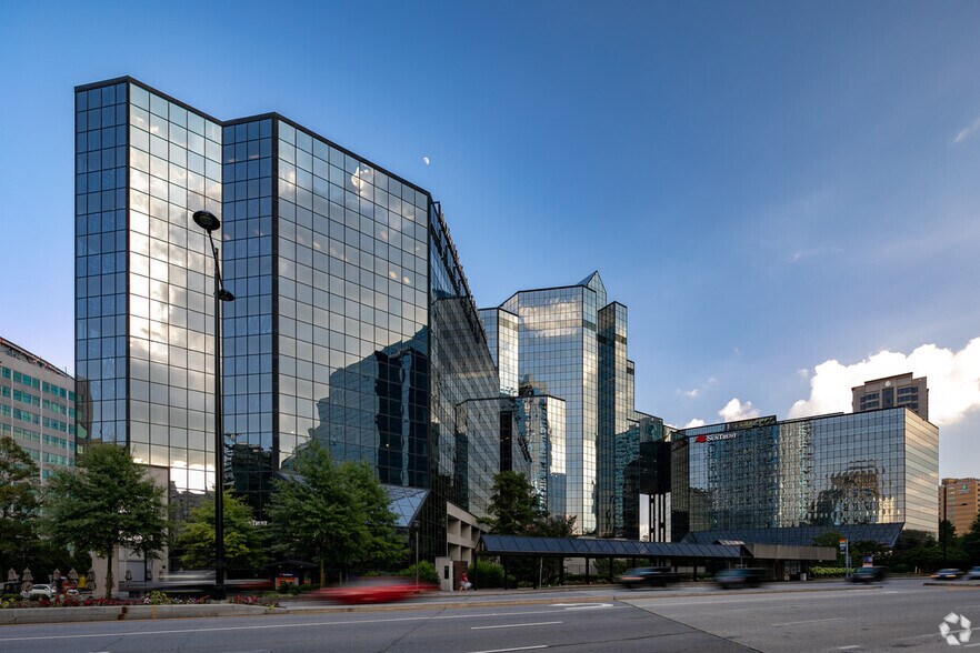 3353 Peachtree Rd NE, Atlanta, GA à louer - Photo du bâtiment - Image 3 de 5