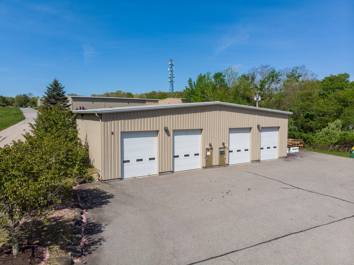 376 Dry Bridge Rd, North Kingstown, RI 02852 - Unit B2 - - Interior Photo - Image 2 of 24