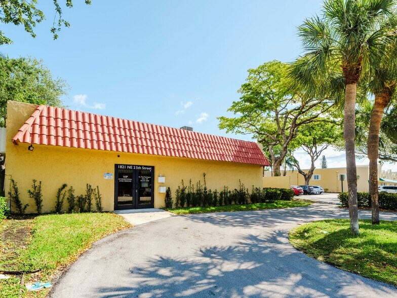 1821 NE 25th St, Lighthouse Point, FL à vendre - Photo du bâtiment - Image 2 de 4