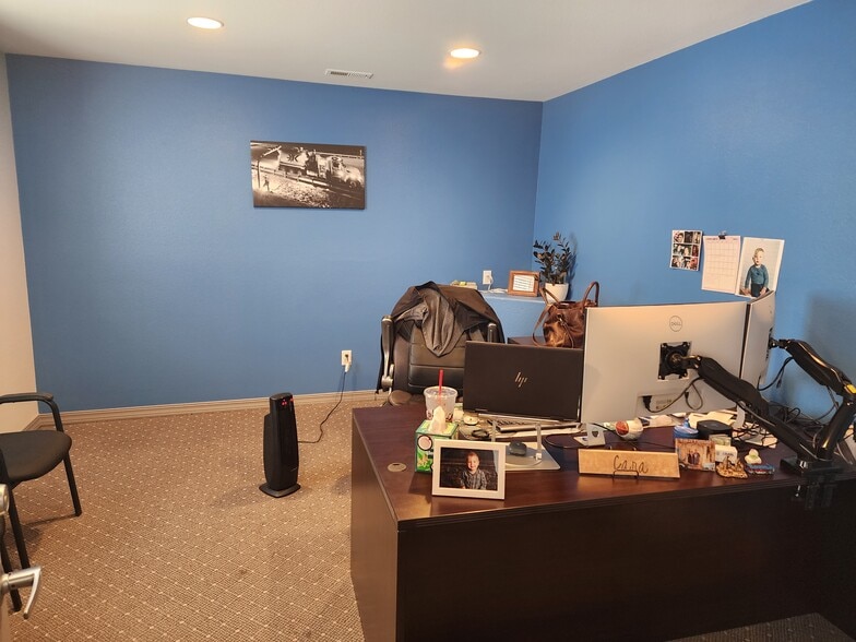 541 E Garden Dr, Windsor, CO for sale - Interior Photo - Image 2 of 9