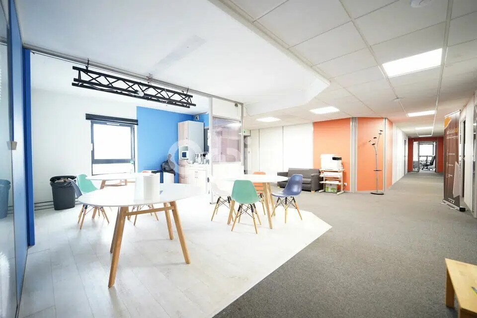 Office in Villeurbanne for lease Interior Photo- Image 1 of 11