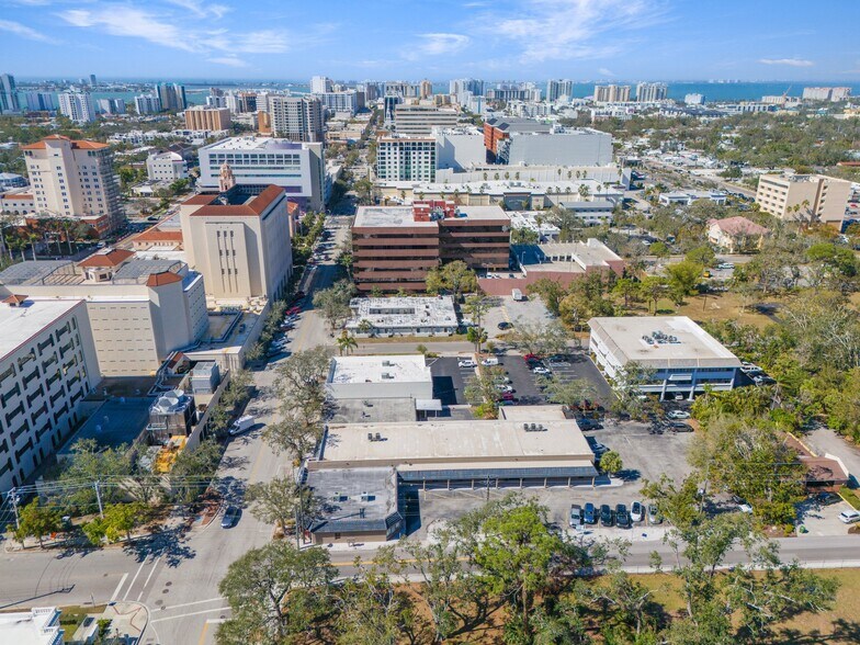2075 Main St, Sarasota, FL à vendre - Photo du bâtiment - Image 3 de 7