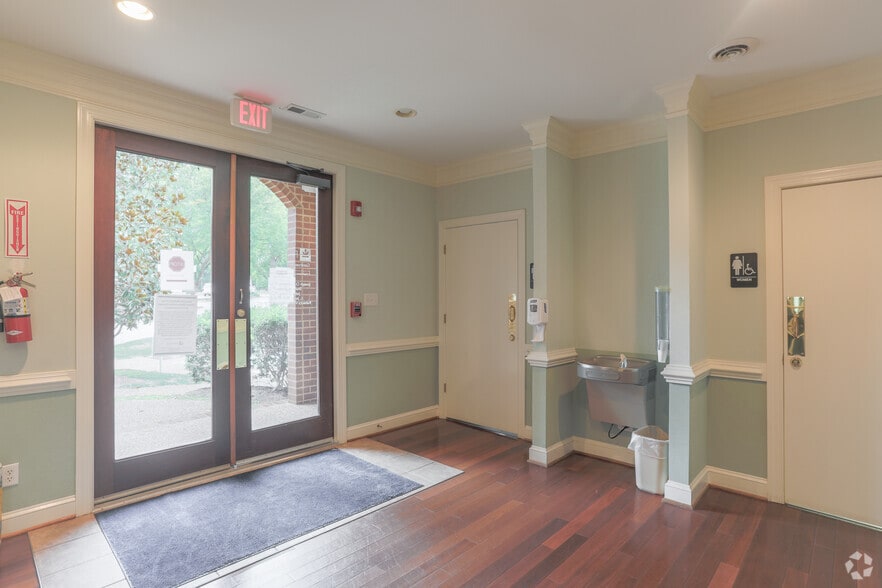 457 McLaws Cir, Williamsburg, VA for lease - Interior Photo - Image 2 of 60