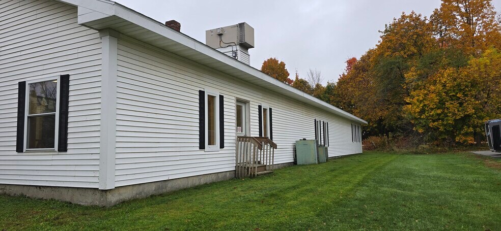 12 Water St, Newport, ME à vendre - Photo du bâtiment - Image 3 de 7