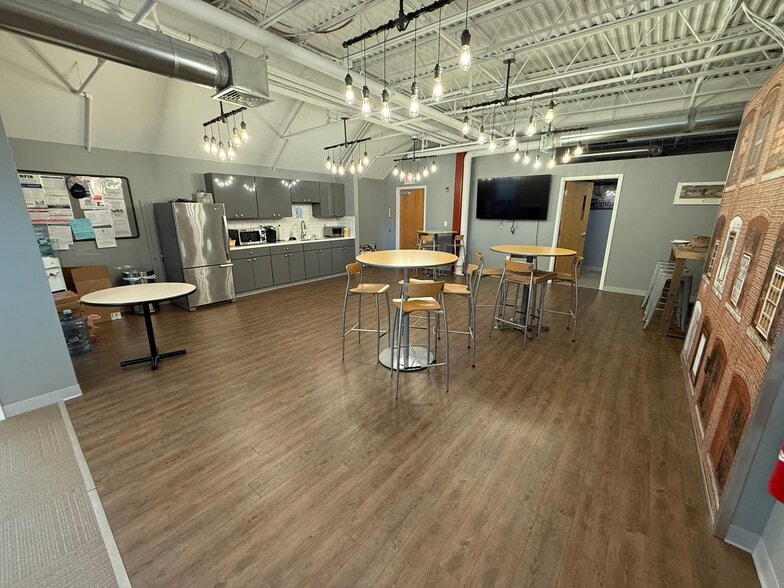 1075 Westford St, Lowell, MA for lease - Building Photo - Image 2 of 12