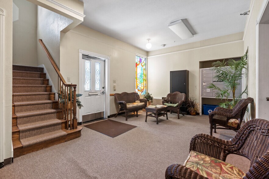 216 W Perkins St, Ukiah, CA à vendre - Hall d’entrée - Image 3 de 11