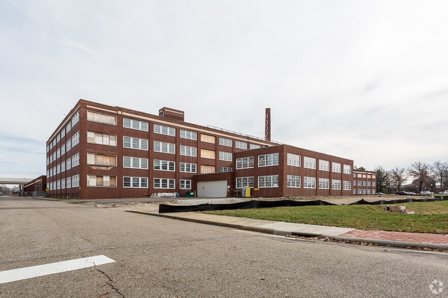 101 E Maple St, North Canton, OH à louer - Photo du bâtiment - Image 2 de 3