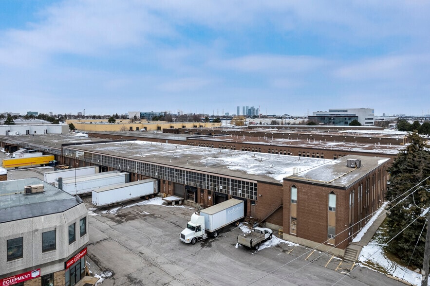 900 Alness St, Toronto, ON à louer - Photo du bâtiment - Image 3 de 5