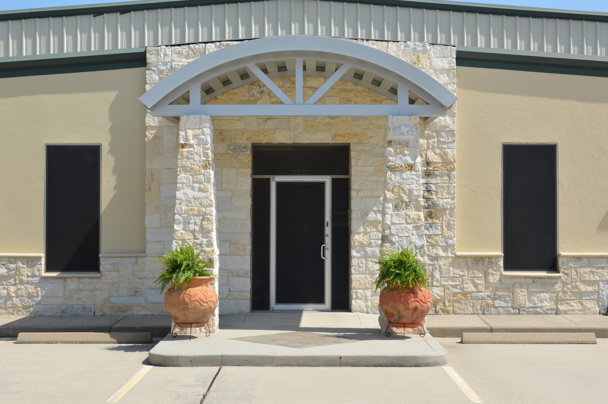 1105 N Main St, Highlands, TX for lease Building Photo- Image 1 of 25