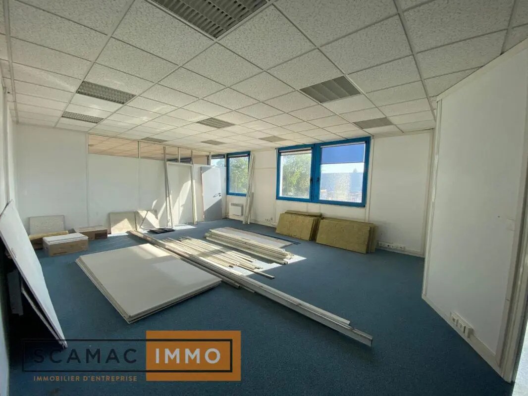 Office in Ris-Orangis for lease Interior Photo- Image 1 of 3