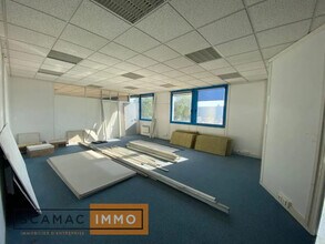 Office in Ris-Orangis for lease Interior Photo- Image 1 of 3