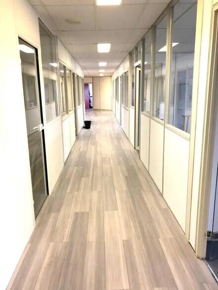 Office in Poissy for lease - Interior Photo - Image 3 of 7