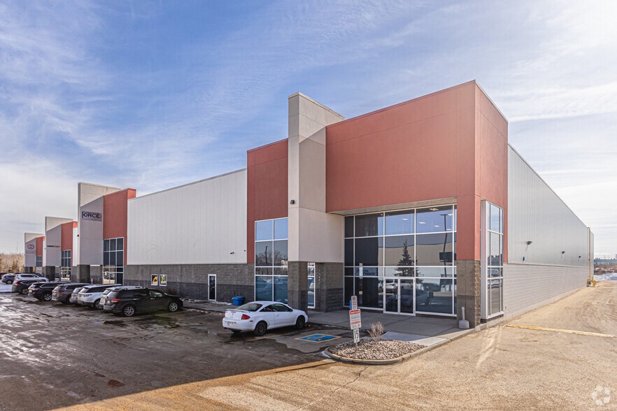 5613-5645 70 St NW, Edmonton, AB à louer - Photo du bâtiment - Image 1 de 4