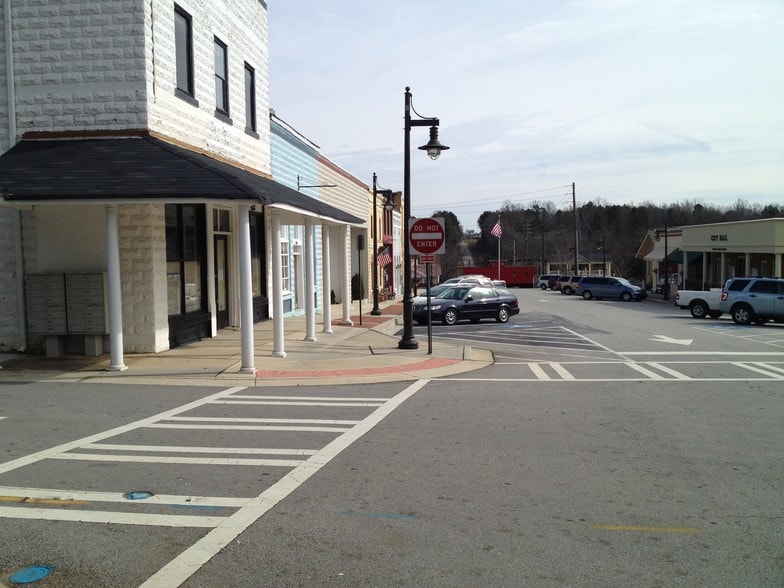 5518 Main St, Flowery Branch, GA for lease - Building Photo - Image 3 of 4