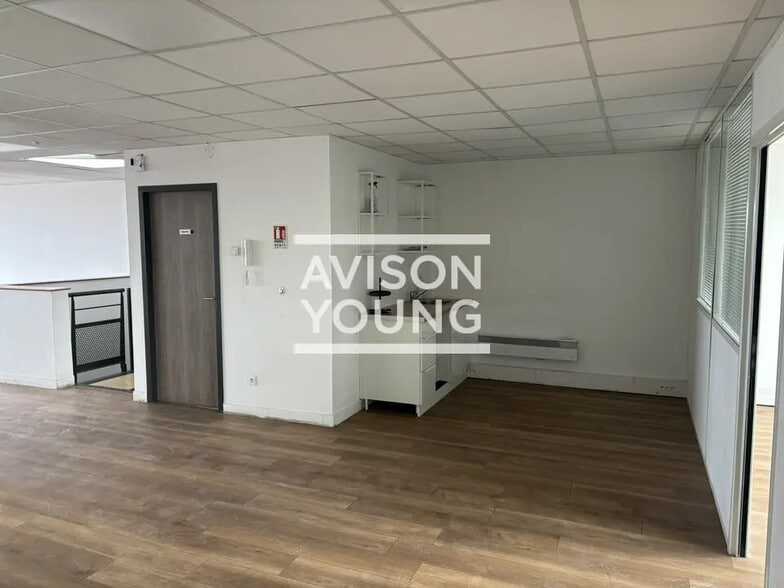 Flex in Saint-Denis for lease - Interior Photo - Image 3 of 9