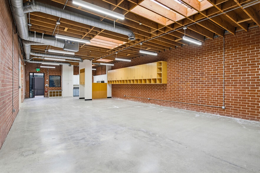 2558 Overland Ave, Los Angeles, CA for lease - Building Photo - Image 3 of 10