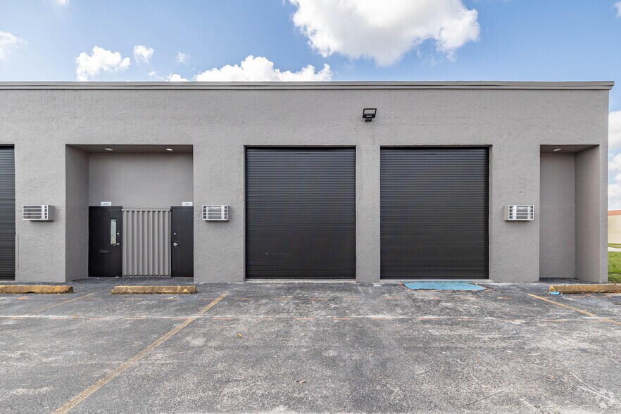 13815-13831 SW 139th Ct, Miami, FL à louer - Photo du bâtiment - Image 2 de 9