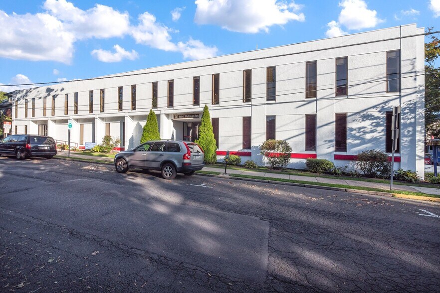 70 W Oakland Ave, Doylestown, PA à louer - Photo du bâtiment - Image 1 de 6