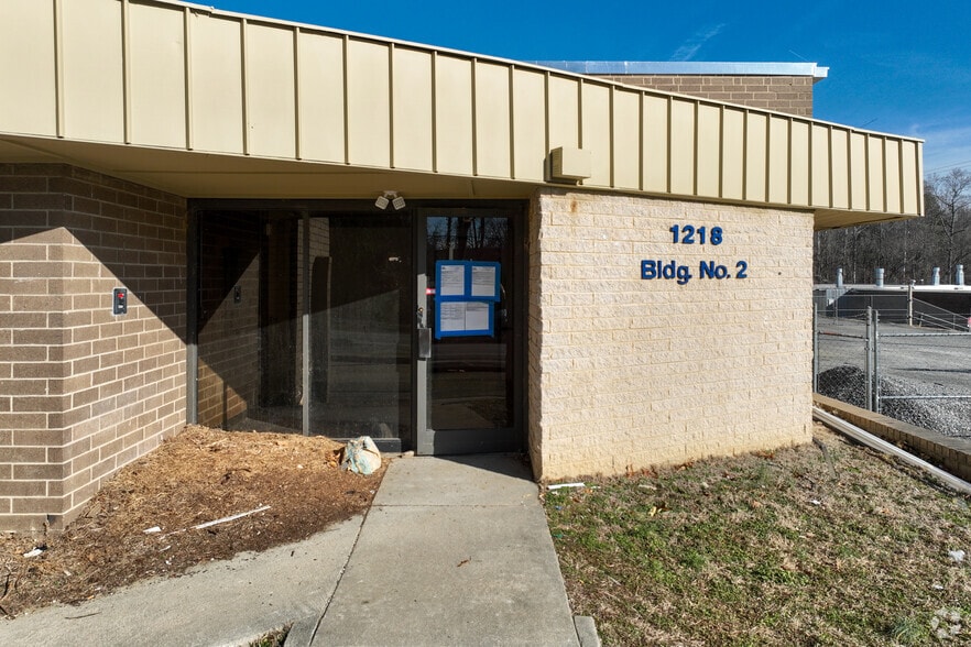 1218 Hickory Chapel Rd, High Point, NC à vendre - Photo du bâtiment - Image 3 de 5