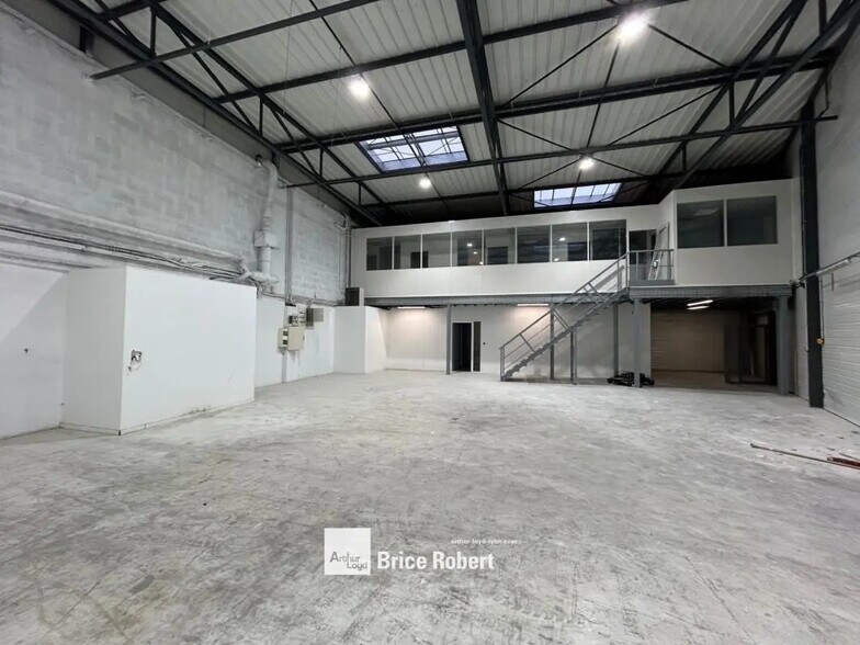 Local d'activités dans Saint-Priest à vendre - Photo du bâtiment - Image 2 de 6