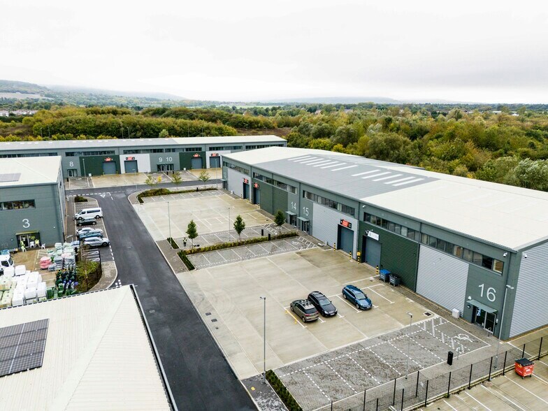 College Rd, Aylesbury à louer - Photo du bâtiment - Image 2 de 5