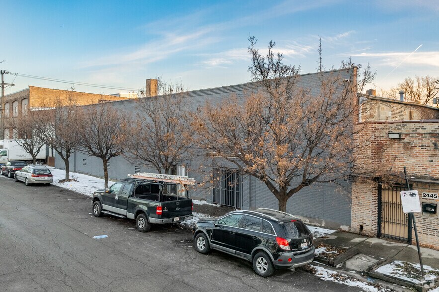 2415 W 24th Pl, Chicago, IL à vendre - Photo du bâtiment - Image 1 de 38
