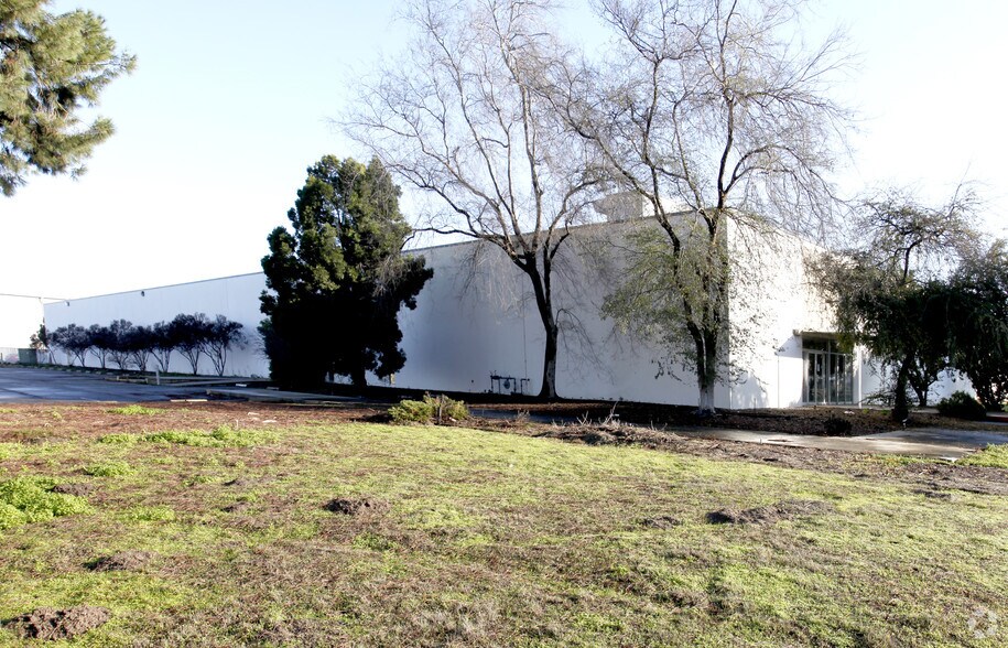 700 E Continental Ave, Tulare, CA à louer - Photo du bâtiment - Image 2 de 5