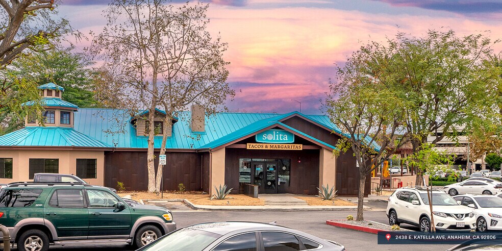 2438 E Katella Ave, Anaheim, CA à louer - Photo du bâtiment - Image 1 de 7