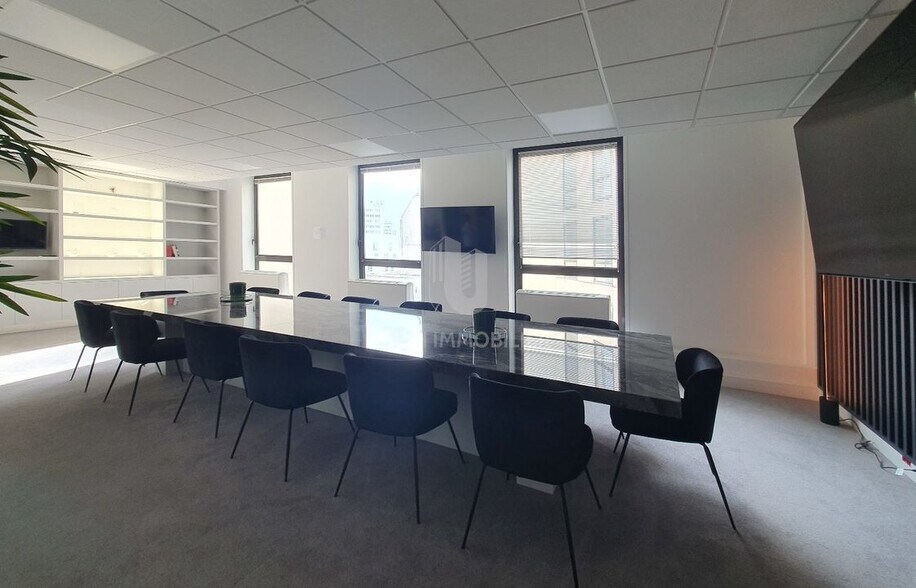 Bureau dans Saint Cloud à louer - Photo du bâtiment - Image 2 de 7