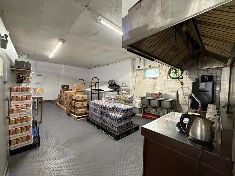 Liquor, Restaurant biz, 2 buildings portefeuille de 2 propriétés à vendre sur LoopNet.ca - Photo du bâtiment - Image 2 de 21