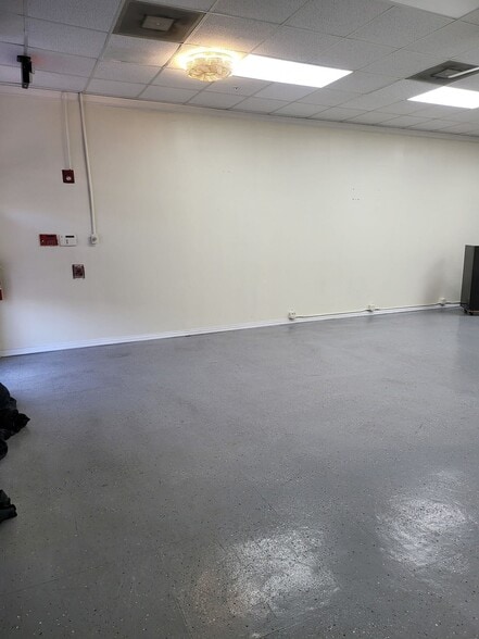 6978 Main St, Lithonia, GA for sale - Interior Photo - Image 3 of 9