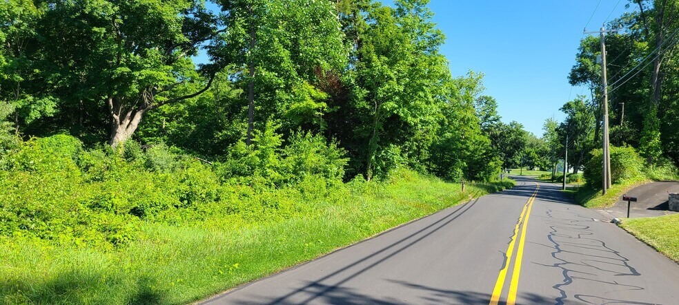 81 Pocono Rd, Brookfield, CT à vendre - Photo du bâtiment - Image 2 de 3