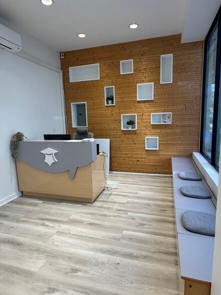 8266 Austin St, Kew Gardens, NY for lease - Interior Photo - Image 2 of 14