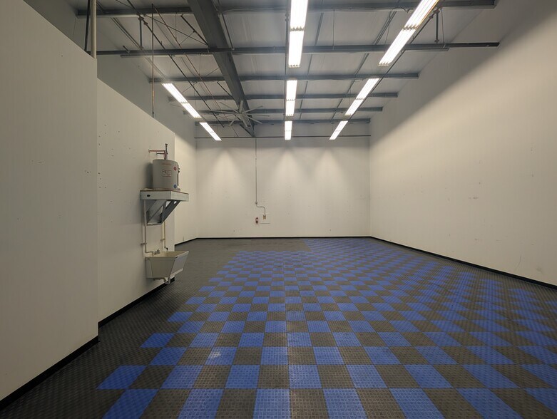 2 Timber Ln, Marlboro, NJ à louer - Photo du bâtiment - Image 3 de 7