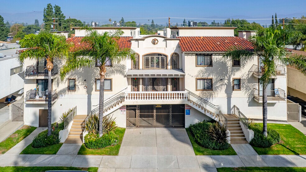 17115 Chatsworth St, Granada Hills, CA à vendre - Photo du bâtiment - Image 1 de 26