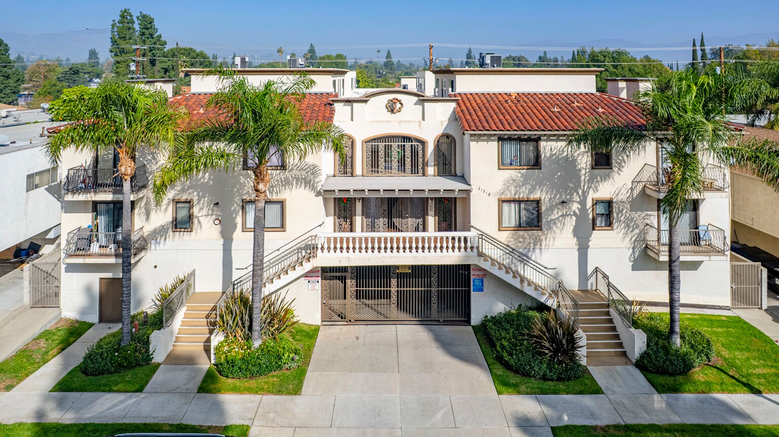 17115 Chatsworth St, Granada Hills, CA à vendre Photo du bâtiment- Image 1 de 27