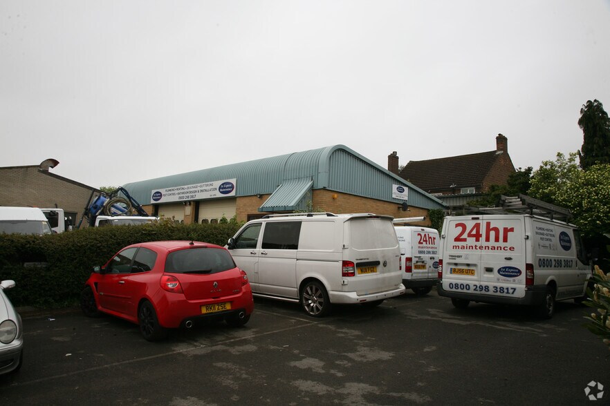 Holly Rd, Hampton à vendre - Photo du bâtiment - Image 2 de 2