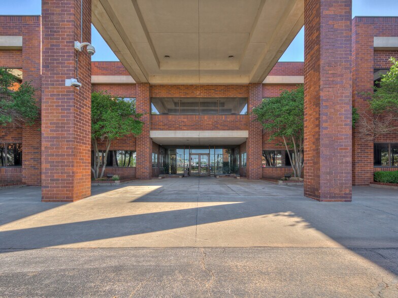 7301 NW Expressway, Oklahoma City, OK à vendre - Photo du bâtiment - Image 2 de 16