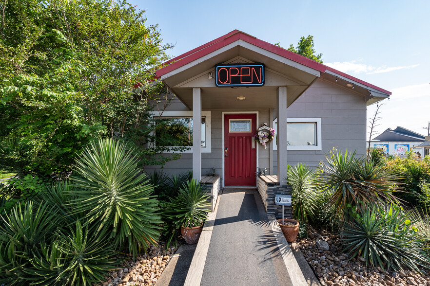 210 W Houston St, Cleveland, TX for sale - Building Photo - Image 1 of 1