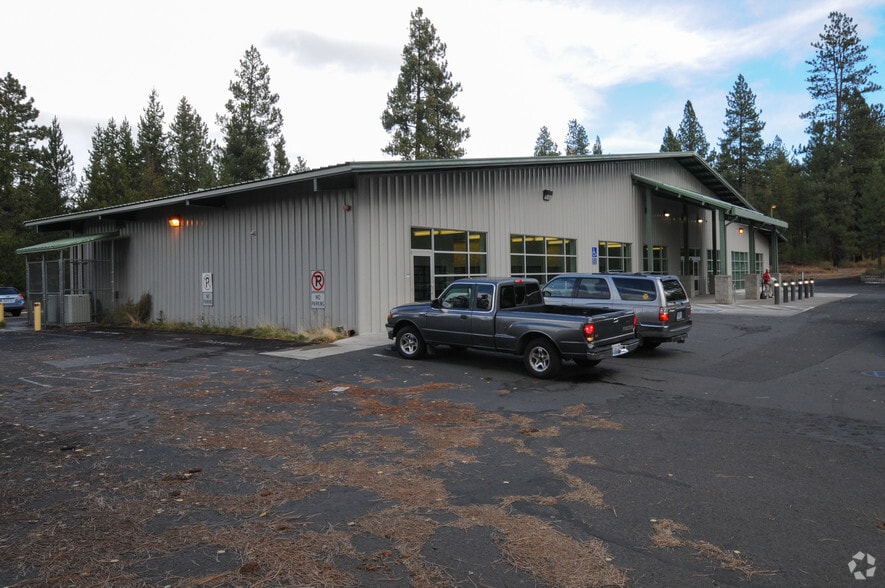 56857 Enterprise Dr, Sunriver, OR for lease - Building Photo - Image 2 of 15