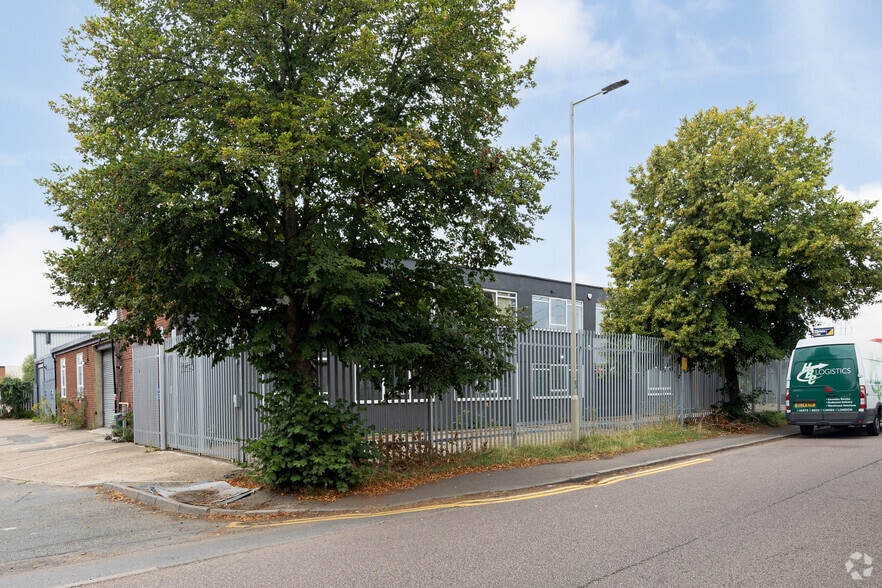 Travellers Ln, North Mymms for sale - Building Photo - Image 2 of 12