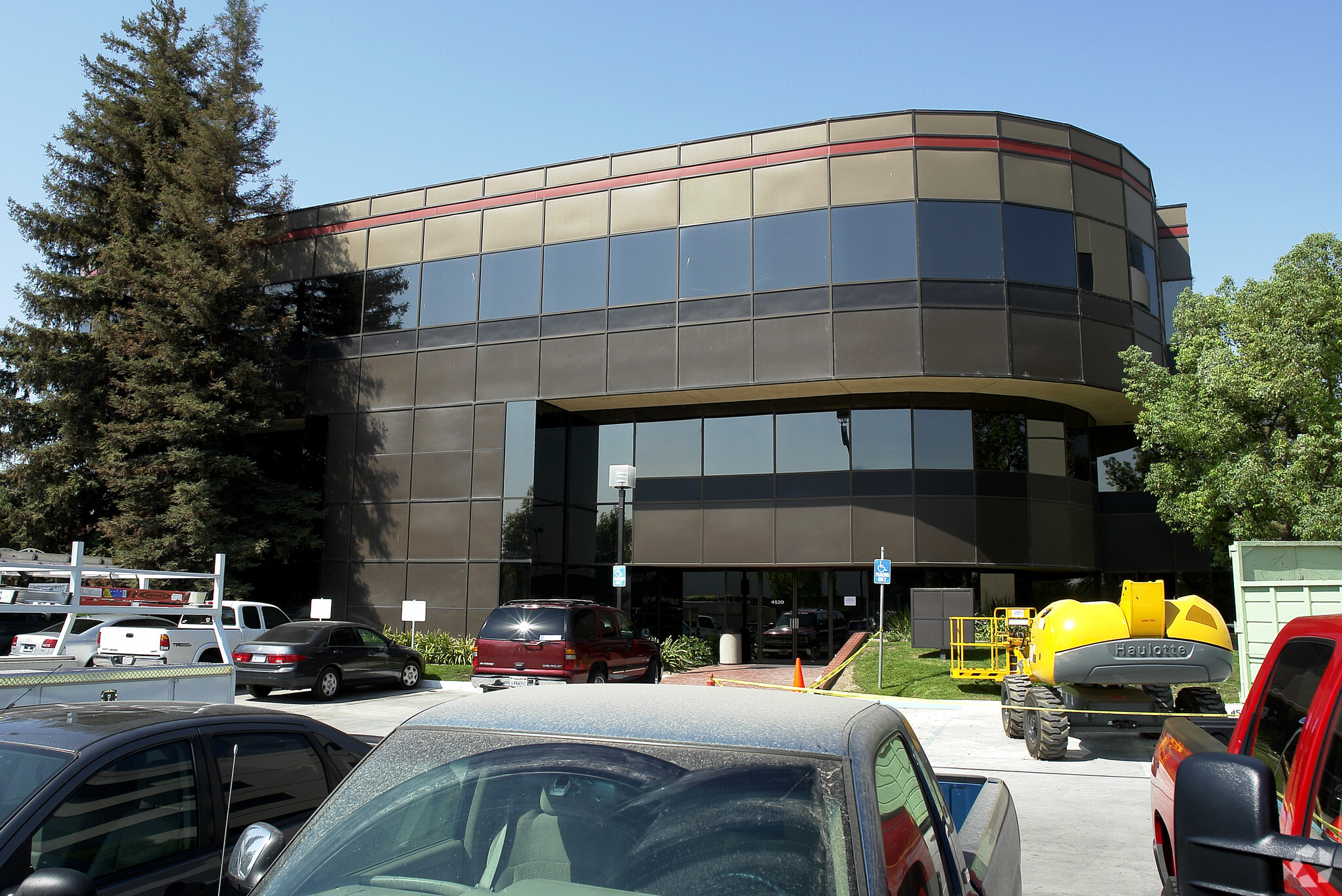 4520 California Ave, Bakersfield, CA for lease Building Photo- Image 1 of 3