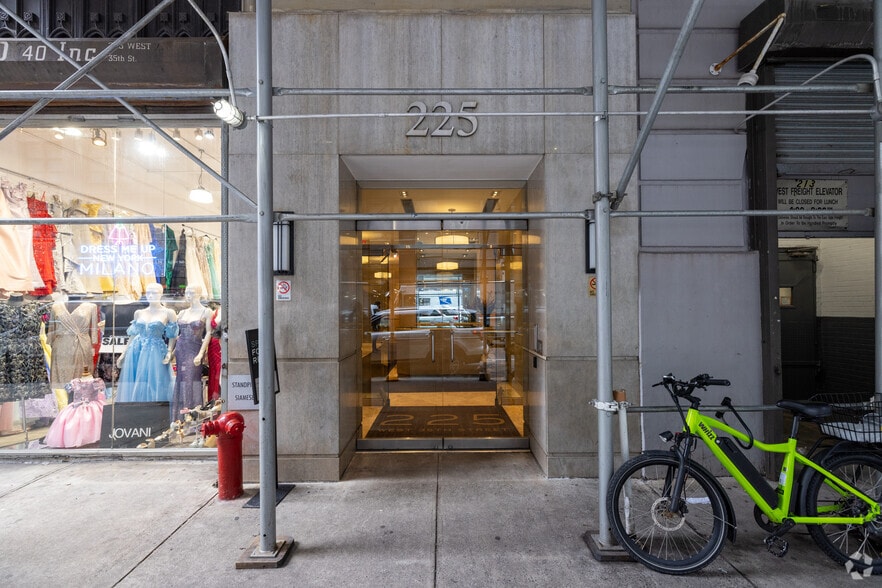 223-225 W 35th St, New York, NY for lease - Building Photo - Image 3 of 7