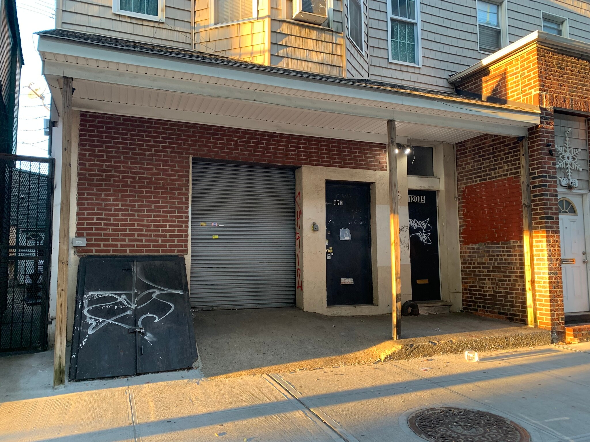 12009 Jamaica Ave, Richmond Hill, NY à louer Photo du bâtiment- Image 1 de 3