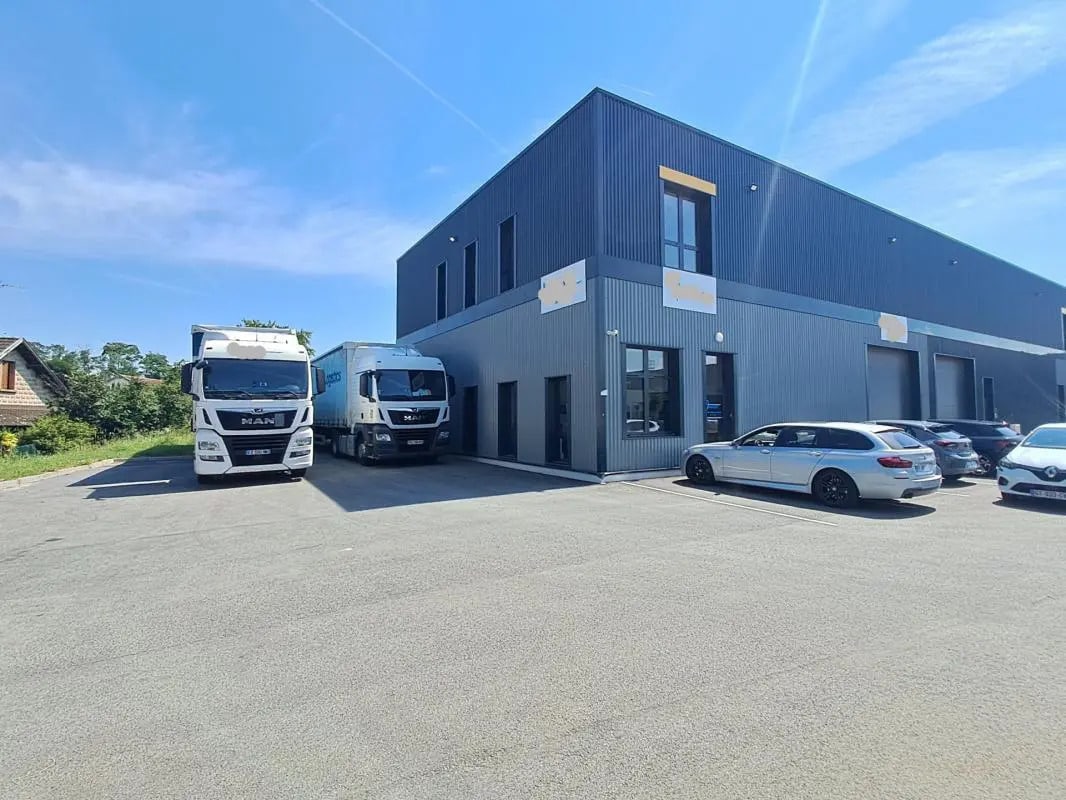 Flex in Neuville-sur-Saône for lease Building Photo- Image 1 of 5